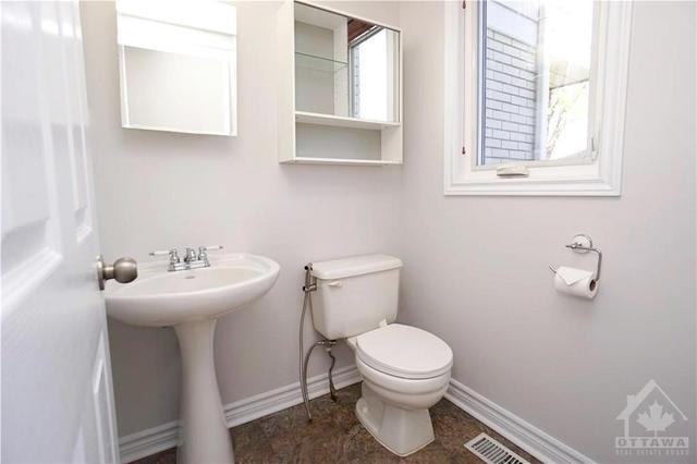 2746 Consul Ave, Townhouse with 3 bedrooms, 2 bathrooms and 1 parking in Ottawa ON | Image 12