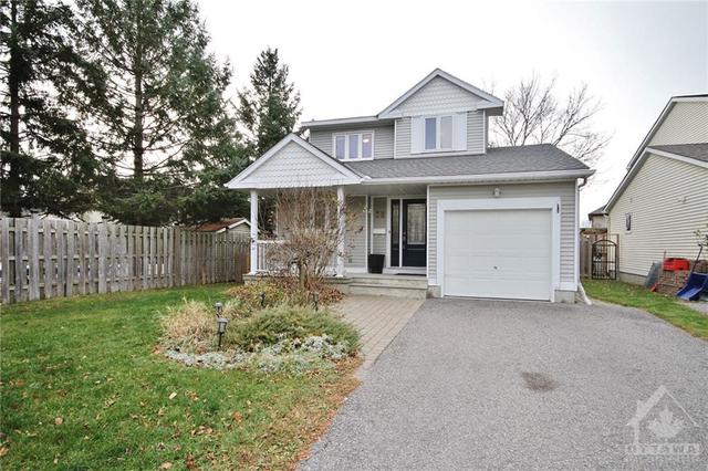 32 Flanders St, House detached with 3 bedrooms, 3 bathrooms and 5 parking in Ottawa ON | Image 1