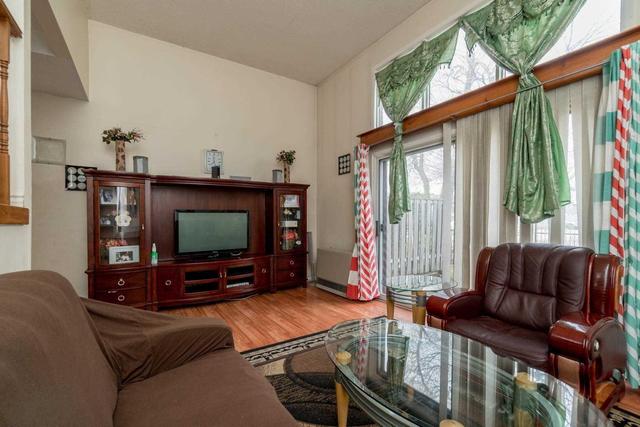 31 Mccallum Crt, Townhouse with 3 bedrooms, 2 bathrooms and 1 parking in Brampton ON | Image 7