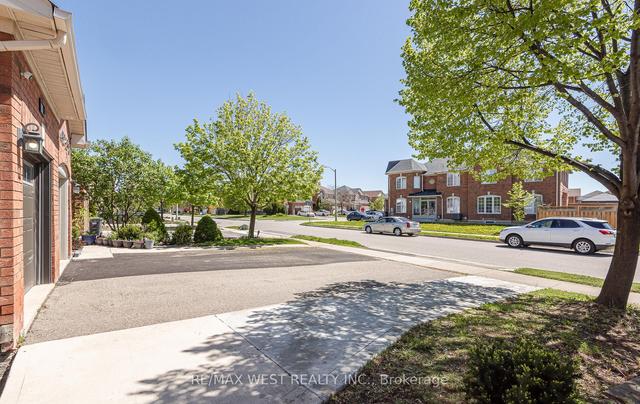 100 Lake Louise Dr, House semidetached with 4 bedrooms, 3 bathrooms and 3 parking in Brampton ON | Image 23