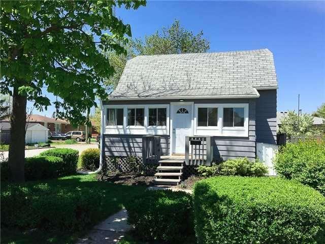 144 Pelham Rd, House detached with 2 bedrooms, 3 bathrooms and 2 parking in St. Catharines ON | Image 1