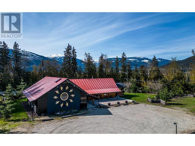 1502 Mountain View Drive, House detached with 6 bedrooms, 3 bathrooms and 10 parking in Revelstoke BC | Image 4