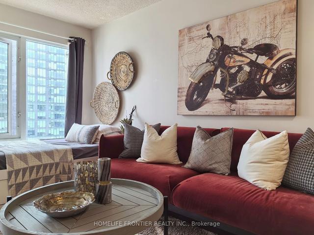 3005 - 210 Victoria St, Condo with 1 bedrooms, 1 bathrooms and 0 parking in Toronto ON | Image 5