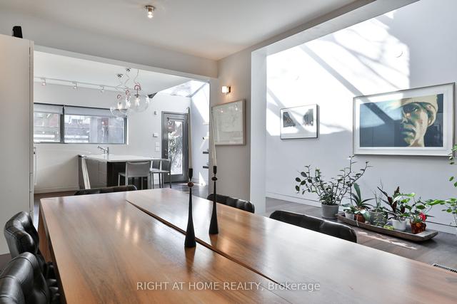 50 Beverley St, House attached with 3 bedrooms, 3 bathrooms and 1 parking in Toronto ON | Image 2