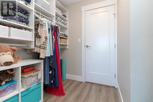 custom organizing shelves for closets | Image 38