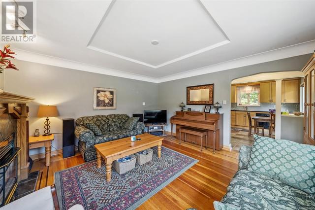 1087 Burnside Rd W, House detached with 2 bedrooms, 1 bathrooms and 4 parking in Saanich BC | Image 8