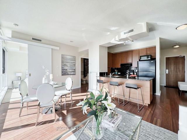1704 - 30 Canterbury Pl, Condo with 1 bedrooms, 1 bathrooms and 1 parking in Toronto ON | Image 7