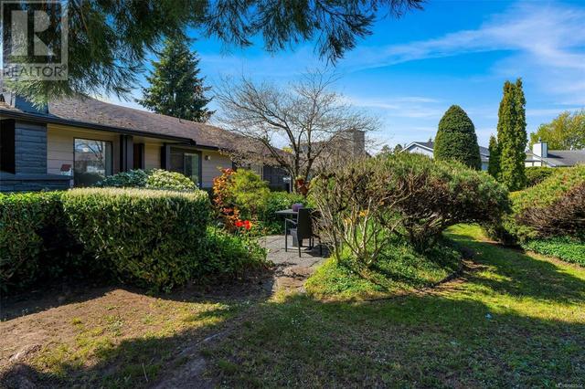 7826 Fairmeadow Pl, House detached with 2 bedrooms, 2 bathrooms and 4 parking in Central Saanich BC | Image 37