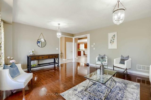 33 Huntspoint Dr, House detached with 4 bedrooms, 4 bathrooms and 3 parking in Brampton ON | Image 3