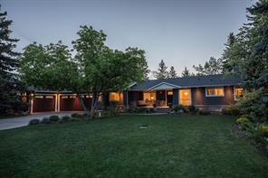 415 Wildwood Drive Sw, House detached with 5 bedrooms, 3 bathrooms and 3 parking in Calgary AB | Image 2