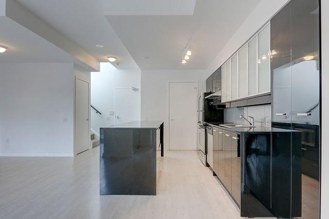 th09 - 19 Singer Crt, Townhouse with 3 bedrooms, 3 bathrooms and 1 parking in Toronto ON | Image 6