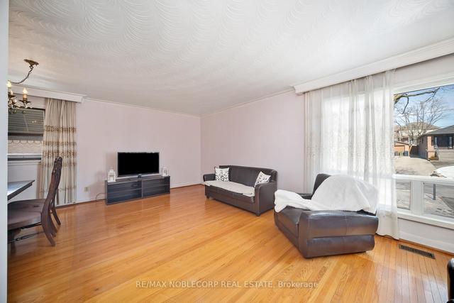27 Deevale Rd, House detached with 3 bedrooms, 2 bathrooms and 6 parking in Toronto ON | Image 3