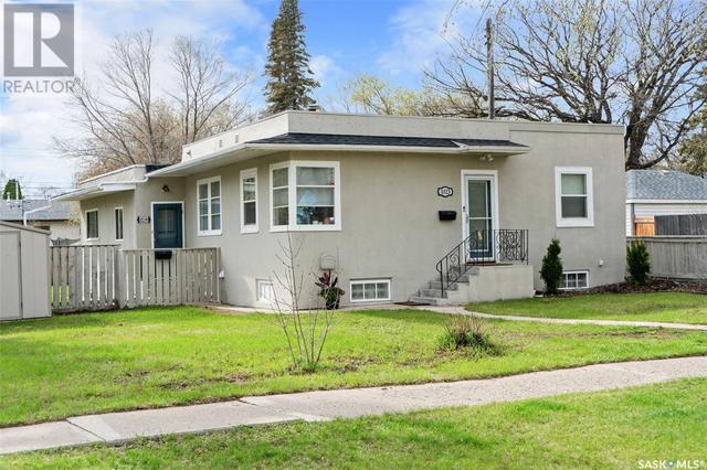 1023 G Ave N, House detached with 5 bedrooms, 2 bathrooms and null parking in Saskatoon SK | Image 3