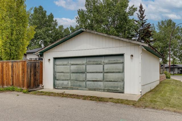 664 Midridge Dr Se, House detached with 5 bedrooms, 2 bathrooms and 2 parking in Calgary AB | Image 49