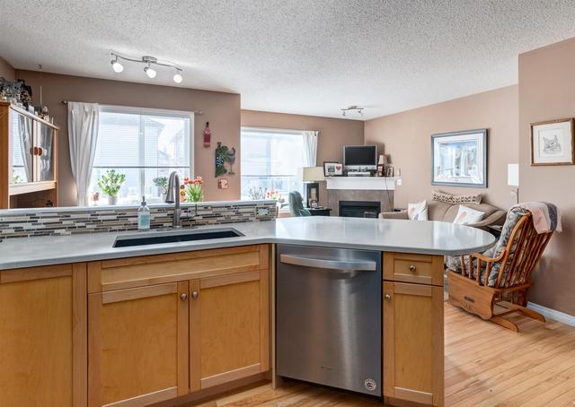 113 Royal Oak Gardens Nw, Home with 3 bedrooms, 1 bathrooms and 2 parking in Calgary AB | Image 5