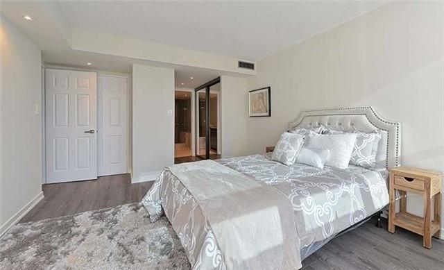 1003 - 71 Charles St, Condo with 2 bedrooms, 2 bathrooms and null parking in Toronto ON | Image 4