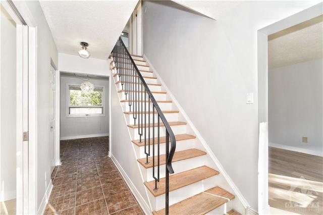 1942 Southampton Court, House detached with 4 bedrooms, 2 bathrooms and 5 parking in Ottawa ON | Image 2