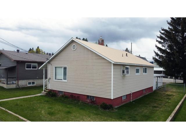 39 14th Ave S, House detached with 2 bedrooms, 1 bathrooms and null parking in Cranbrook BC | Image 3