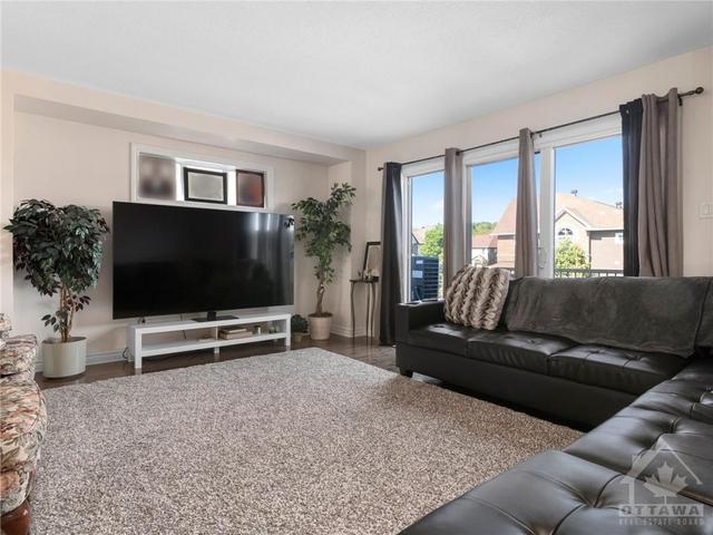 1212 Longfields Dr, Townhouse with 3 bedrooms, 3 bathrooms and 3 parking in Ottawa ON | Image 5