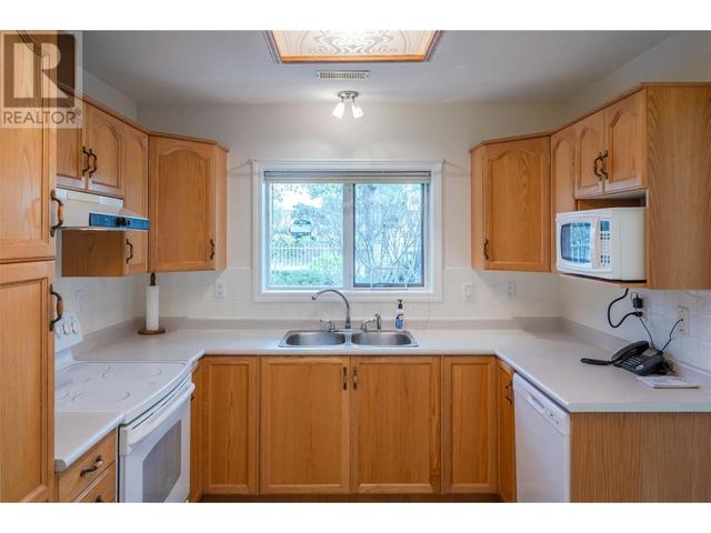 106 - 2245 Atkinson St, Condo with 2 bedrooms, 2 bathrooms and 1 parking in Penticton BC | Image 16