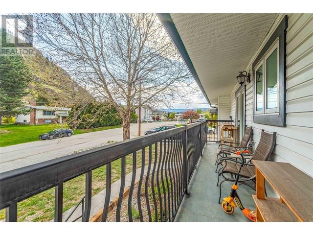 1560 Ponderosa Rd, House detached with 7 bedrooms, 3 bathrooms and 5 parking in West Kelowna BC | Image 4