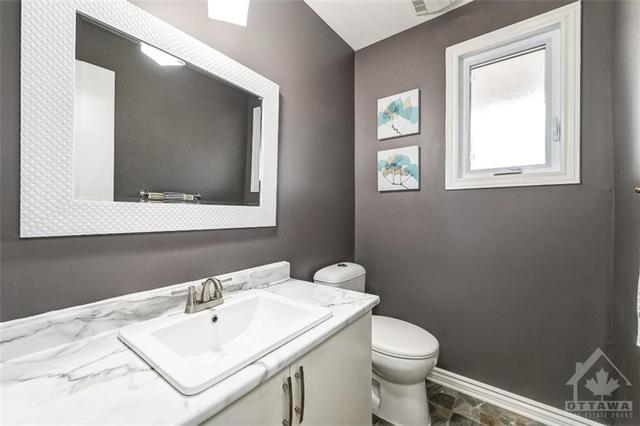 297 Valade Cres, Townhouse with 3 bedrooms, 3 bathrooms and 2 parking in Ottawa ON | Image 11