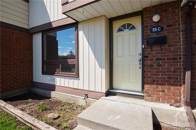55 Foxfield Drive, Townhouse with 3 bedrooms, 2 bathrooms and 1 parking in Ottawa ON | Image 2