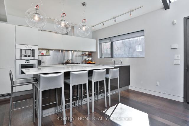 50 Beverley St, House attached with 3 bedrooms, 3 bathrooms and 1 parking in Toronto ON | Image 3