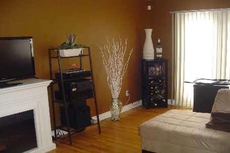 81 Townhouse Cres, Townhouse with 3 bedrooms, 1 bathrooms and 1 parking in Brampton ON | Image 4