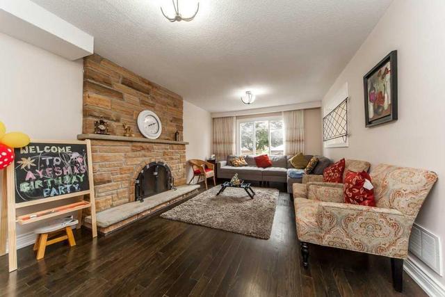 8 Sugar Bush Sq, House detached with 4 bedrooms, 5 bathrooms and 2 parking in Toronto ON | Image 3