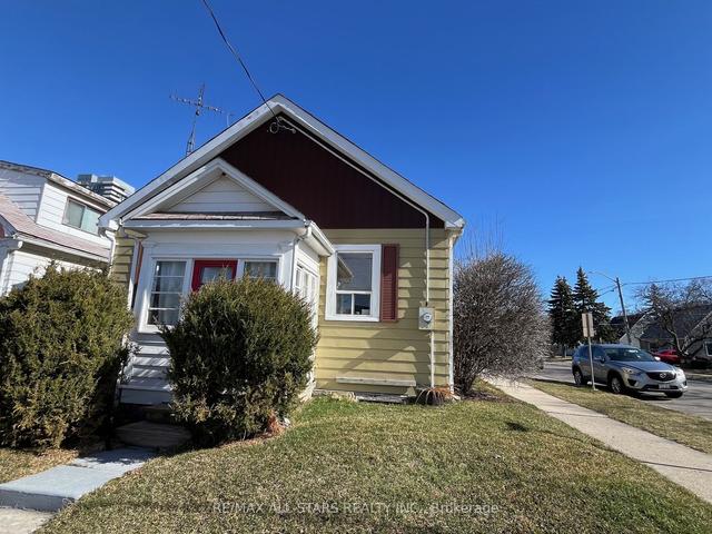 36 Trueman St, House detached with 2 bedrooms, 2 bathrooms and 2 parking in Brampton ON | Image 1