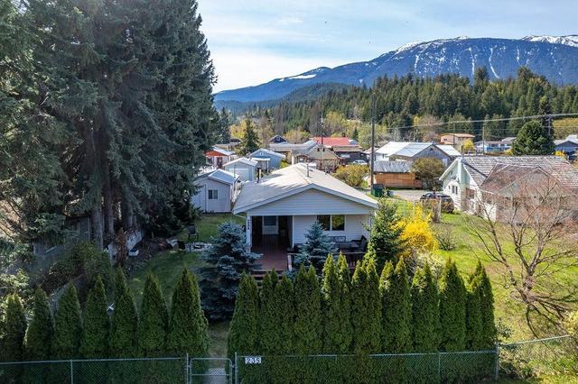 235 B Avenue, House detached with 2 bedrooms, 2 bathrooms and null parking in Central Kootenay D BC | Image 67