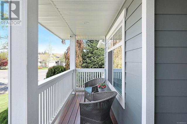 Cozy front porch | Image 36