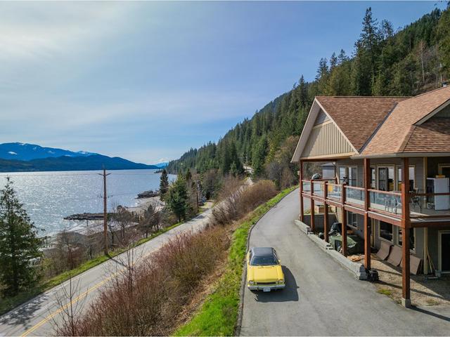 3558 Sprague St, House detached with 3 bedrooms, 4 bathrooms and null parking in Central Kootenay D BC | Image 6