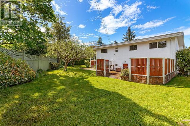 4051 Cedar Hill Cross Rd, House detached with 4 bedrooms, 2 bathrooms and 3 parking in Saanich BC | Image 38