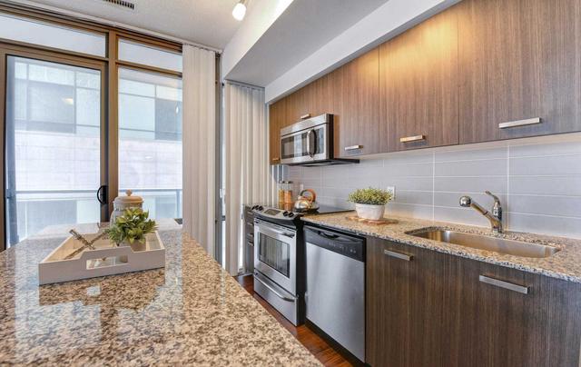 1010 - 832 Bay St, Condo with 3 bedrooms, 2 bathrooms and 1 parking in Toronto ON | Image 2