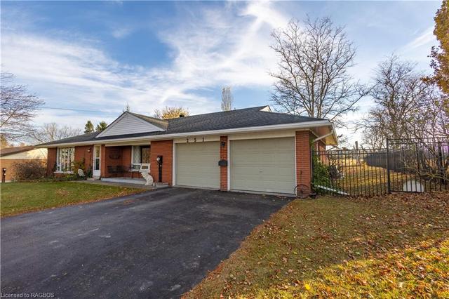 251 2nd Street, House detached with 3 bedrooms, 2 bathrooms and 11 parking in Hanover ON | Image 34