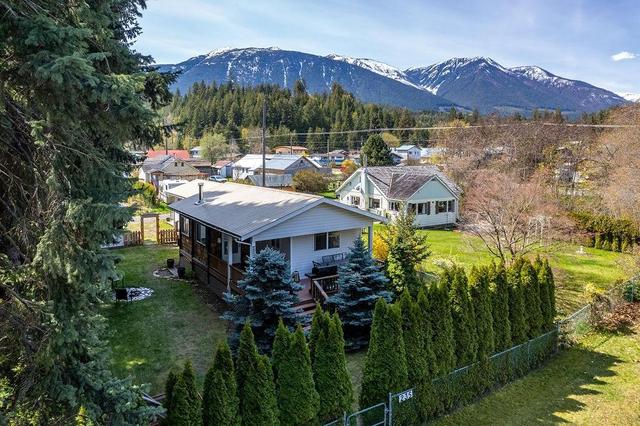 235 B Avenue, House detached with 2 bedrooms, 2 bathrooms and null parking in Central Kootenay D BC | Image 1