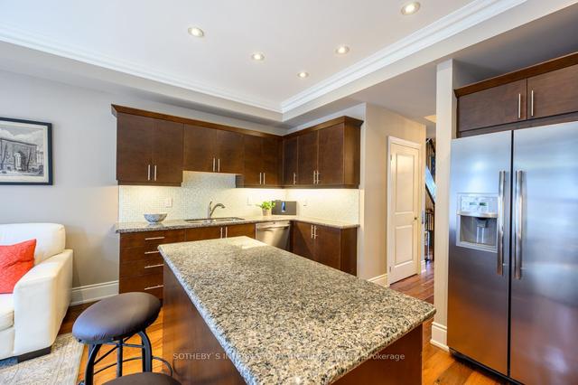 152 Rebecca St, Condo with 3 bedrooms, 2 bathrooms and 2 parking in Oakville ON | Image 3