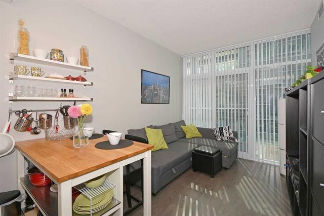 810e - 36 Lisgar St, Condo with 2 bedrooms, 1 bathrooms and 0 parking in Toronto ON | Image 3