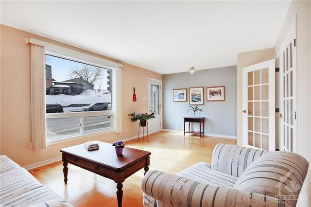 287 Montfort St, House detached with 3 bedrooms, 2 bathrooms and 2 parking in Ottawa ON | Image 7