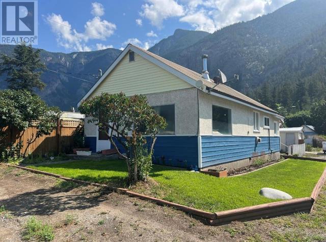 811 Ellis Ave, House detached with 2 bedrooms, 1 bathrooms and 1 parking in Okanagan Similkameen G BC | Image 2