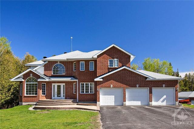202 Grey Fox Dr, House detached with 7 bedrooms, 5 bathrooms and 10 parking in Ottawa ON | Image 1