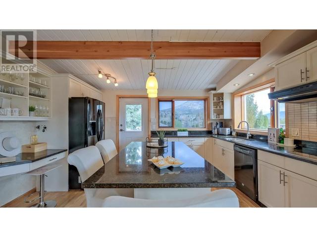 404 West Bench Dr, House detached with 4 bedrooms, 3 bathrooms and 7 parking in Okanagan Similkameen F BC | Image 11