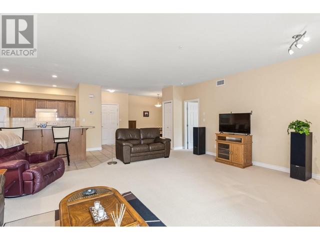 106 - 1961 Durnin Rd, Condo with 2 bedrooms, 2 bathrooms and 1 parking in Kelowna BC | Image 11