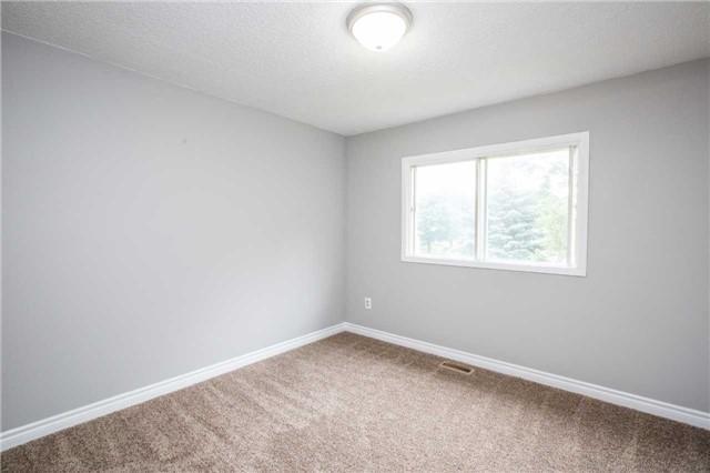 7 Burns Cir, House attached with 3 bedrooms, 1 bathrooms and 2 parking in Barrie ON | Image 6