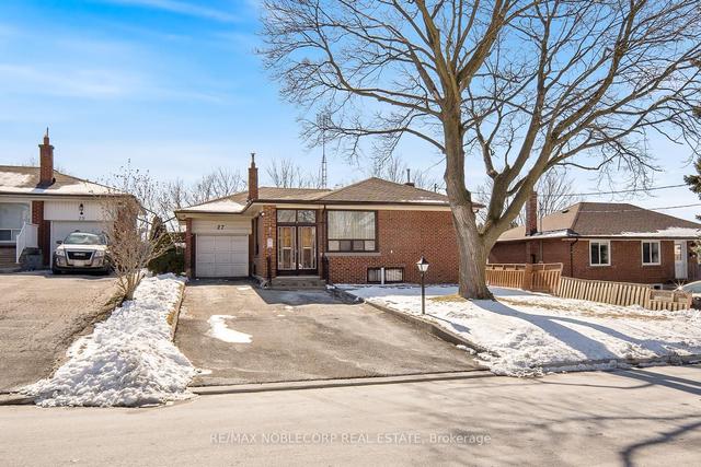 27 Deevale Rd, House detached with 3 bedrooms, 2 bathrooms and 6 parking in Toronto ON | Image 12