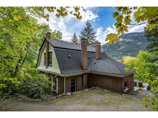 519 Cedar St, House detached with 4 bedrooms, 3 bathrooms and 4 parking in Nelson BC | Image 65