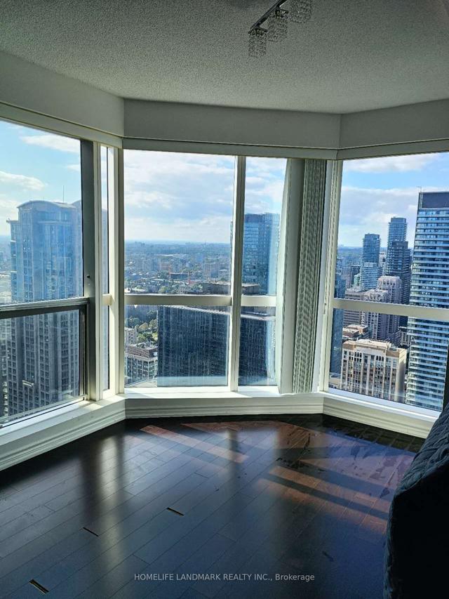 4616 - 386 Yonge St, Condo with 2 bedrooms, 2 bathrooms and 1 parking in Toronto ON | Image 2