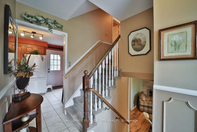 52 Cherry Ln, House detached with 3 bedrooms, 2 bathrooms and 3 parking in Caledon ON | Image 2